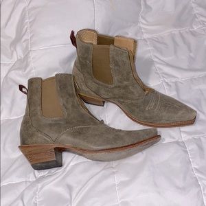 Twisted boots